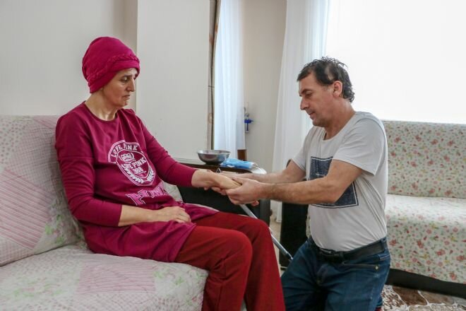 Antalya'da yaşayan Arif Okatan (48), yaşamını Parkinson hastası eşi ve ağır otizmli oğluna adadı. Eşi ve oğluna bakabilmek için işini dahi bırakan Okatan, Kendimi onlara adadım, onların yanından ayrılamıyorum