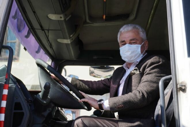 Ankara Büyükşehir Belediye Başkanı Mansur Yavaş, Finike Belediyesine genel hizmetlerinde kullanması için damperli kamyon hibe etti.